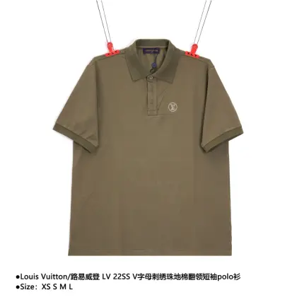 Louis Vuitton/路易威登 LV 22SS V字母刺绣珠地棉翻领短袖polo衫 炎炎夏日清爽穿搭~~官V同步登录 橄榄绿翻领polo,森系颜色的选择让整套look都不会出错 时髦清爽,气质干质,是夏天的必选项!客供定制的珠地网眼棉布精心制作 面料非常透气有质感,采用高端珠地纯棉,超级细腻柔软,挺括有型 衣服整体的工艺相当精湛,精细,上身透气舒适 穿上如丝般顺骨不腻身,冰爽清凉 胸前V字母logo刺绣点缀,品牌识别度非常高,下摆两侧开叉口设计,更显时尚休闲!男女同款 款式编号:CC-5605605616